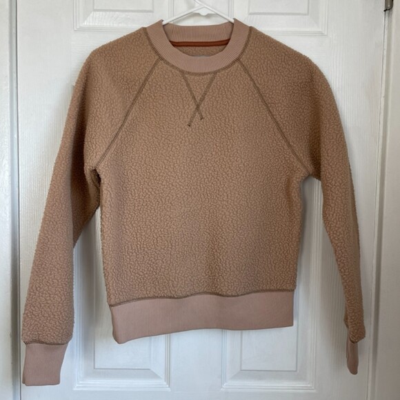 Everlane The ReNew Fleece Raglan Sweatshirt in camel - Picture 5 of 10